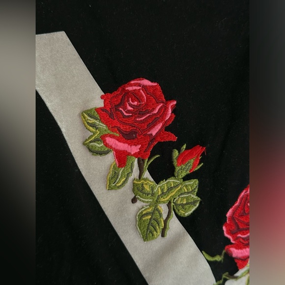 T-shirt with Rose Embroidery - Picture 6 of 7